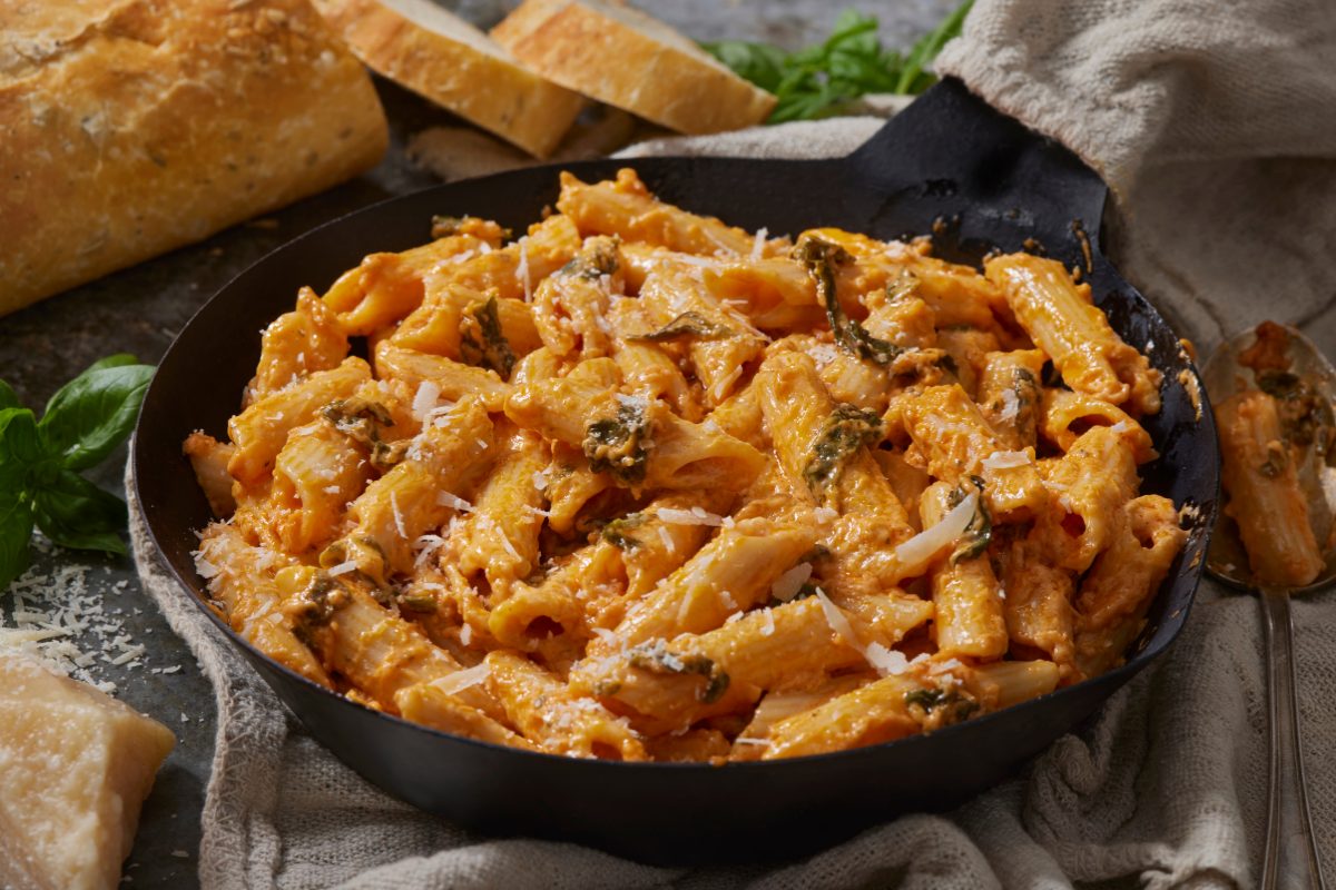 Tomato and spinach pasta with lactose-free cream