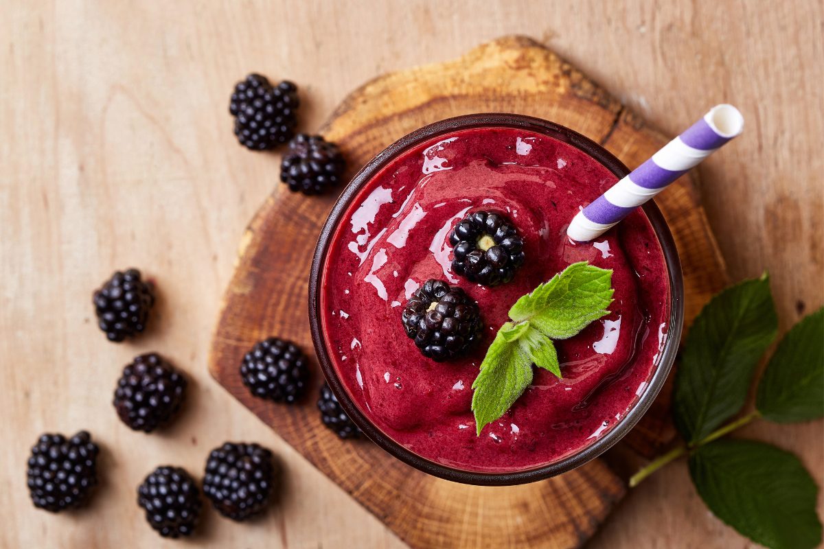 Berry, kiwifruit and yoghurt smoothie